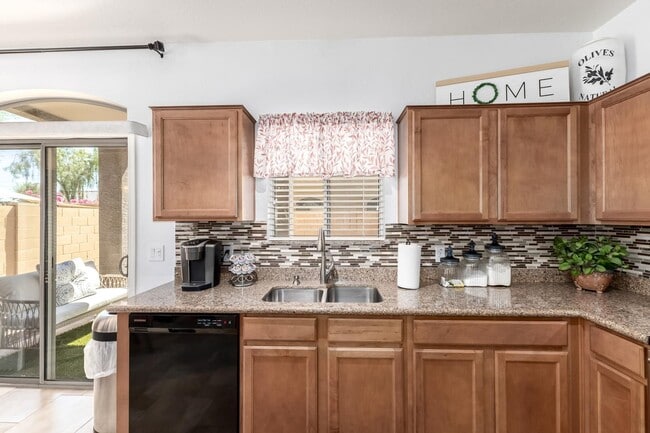 Building Photo - 2250 E Deer Valley Dr