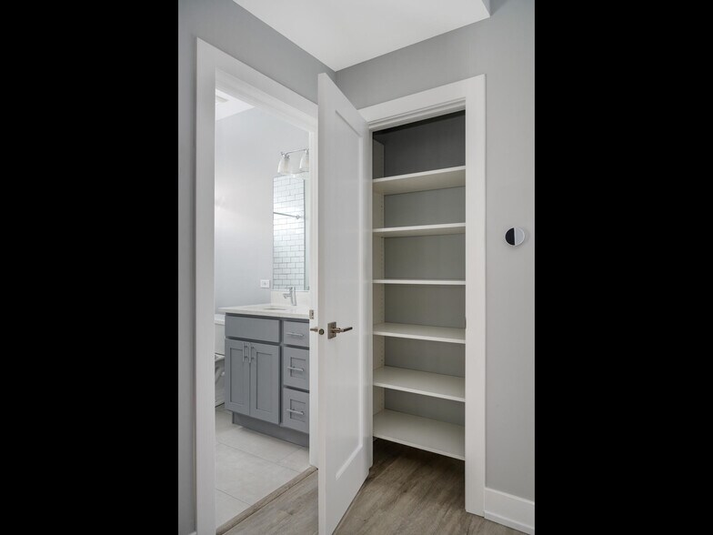 Building Photo - 5528 W Gettysburg St