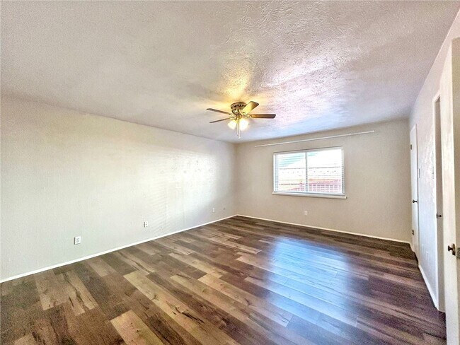 Building Photo - Effortless Living in a Beautifully Modernized Space!