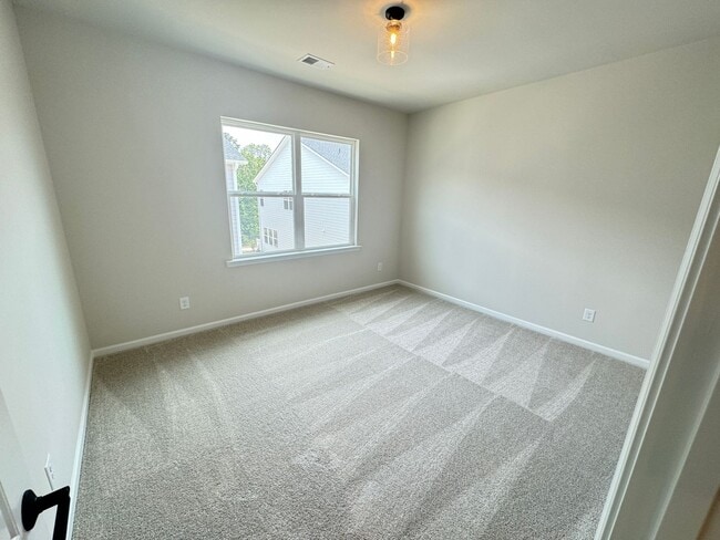 Building Photo - Built in 2024 End Unit with very convenien...