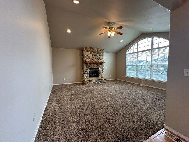 Building Photo - 2225 James Cir