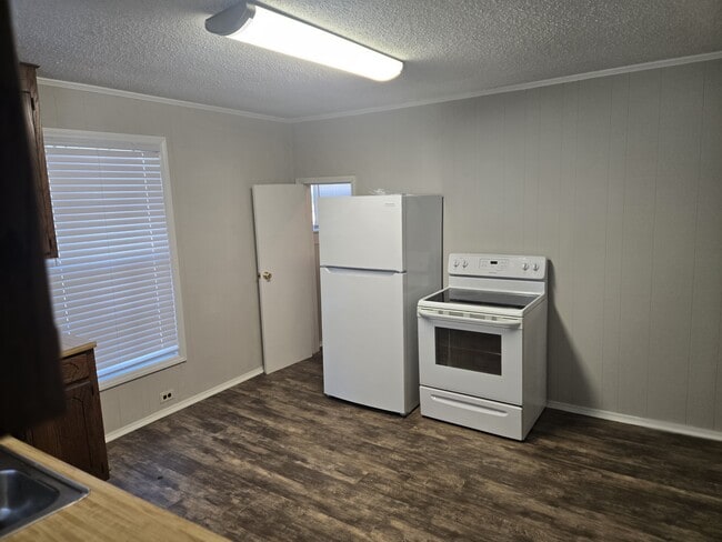 Building Photo - 503 N Chapel St