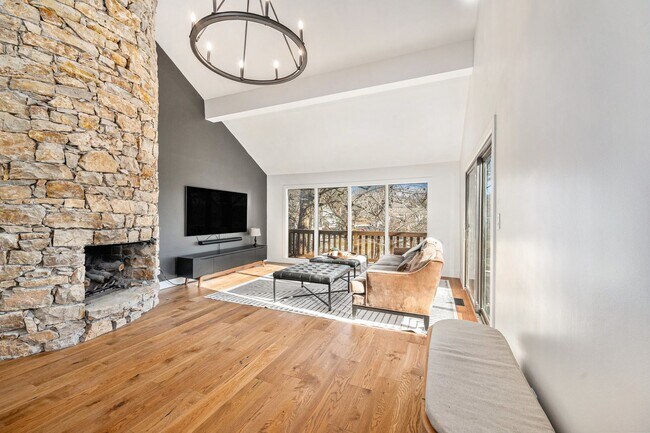 Building Photo - Renovated Lakefront 5 Bedroom Home with 2 Garages!