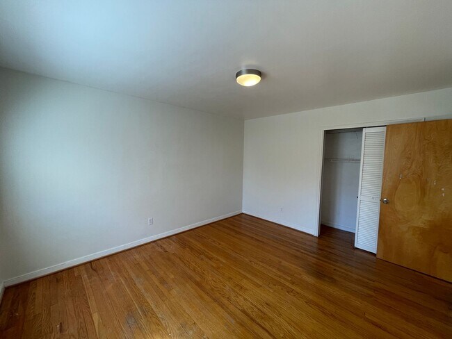 Building Photo - Split Level Home near Willow Lawn
