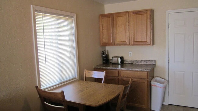Building Photo - Lovely Fully Furnished 2 bed, 1 bath home