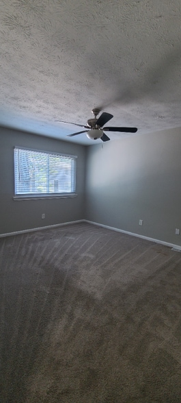 Building Photo - 922 Pine Oak Trail