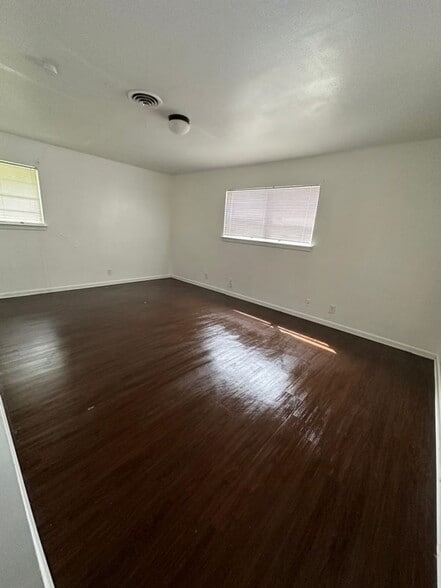 Building Photo - 2101 Bradford Dr