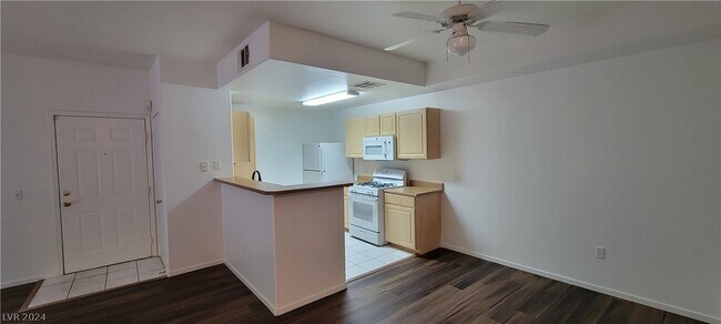Building Photo - 8250 N Grand Canyon Dr