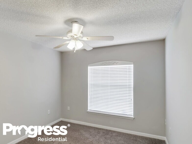 Building Photo - 8448 Oak Crossing Dr W