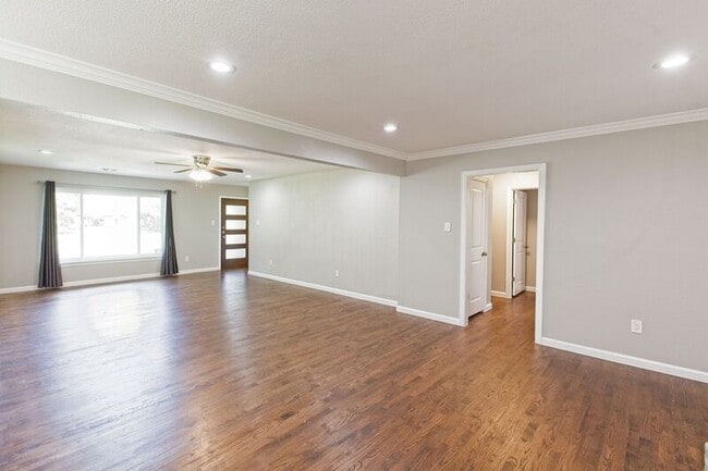 Building Photo - 304 S Grove Rd