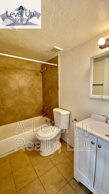 Building Photo - 419 E Thoroughbred St