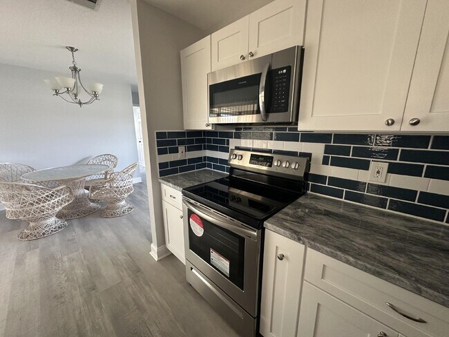 Building Photo - Charming 2-Bed, 2-Bath Retreat in Port Charlotte!