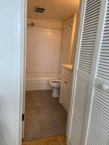 Bathroom - 1011 Prospect St