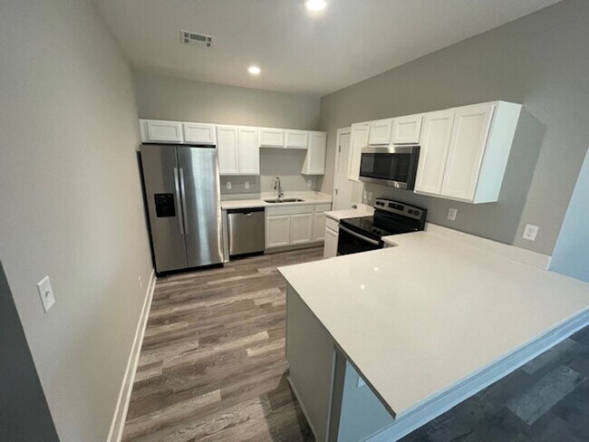 Building Photo - 16271/73 Ike Ct