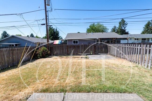 Building Photo - 2 Bedroom Duplex Apartment with Garage and...