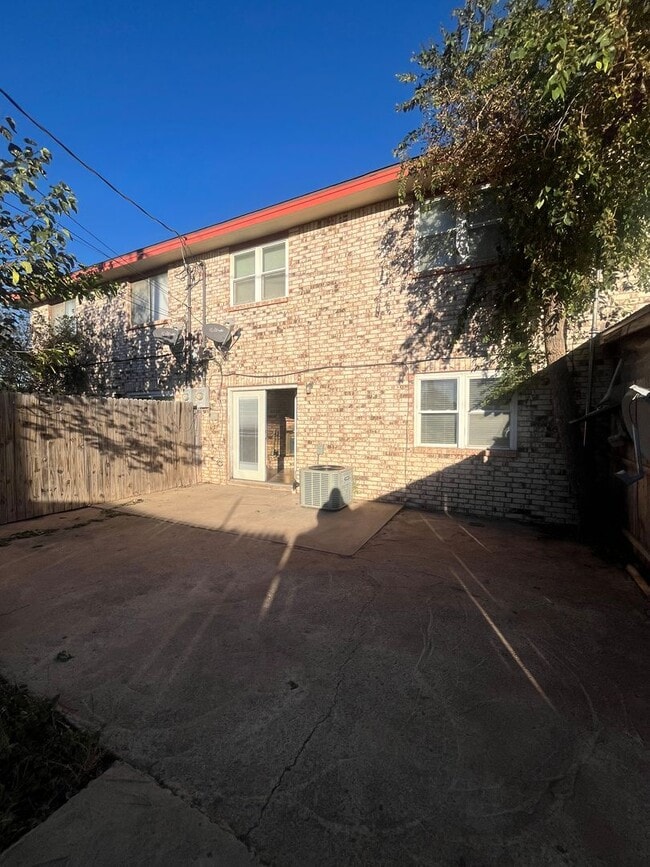 Building Photo - Townhouse with Garage!