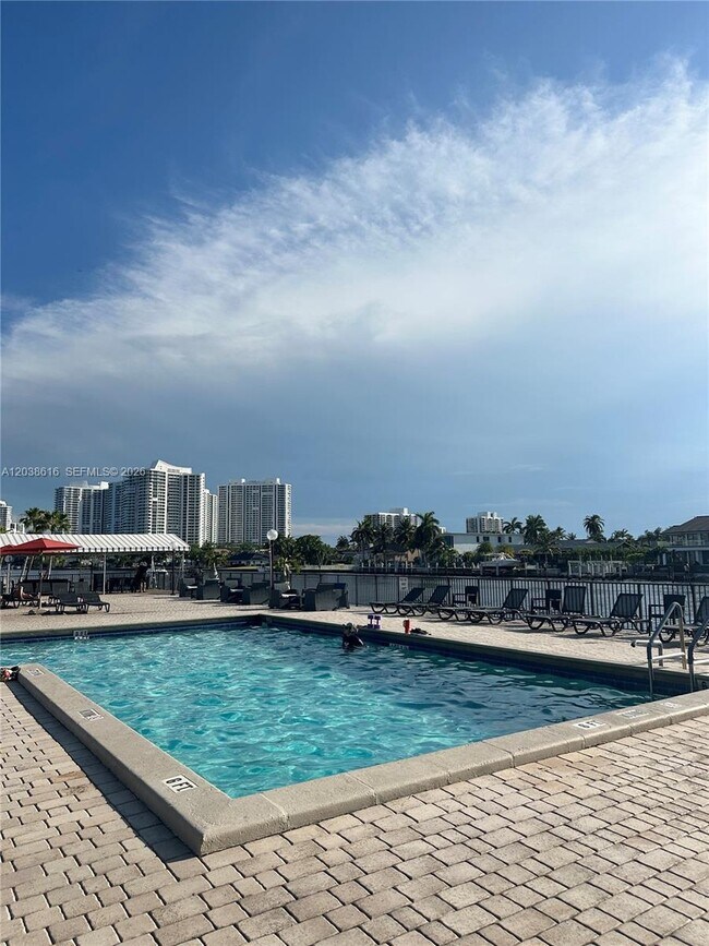 Building Photo - 2049 S Ocean Dr