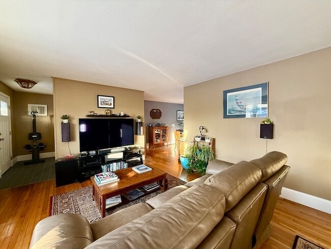 Building Photo - 12 Holiday Dr