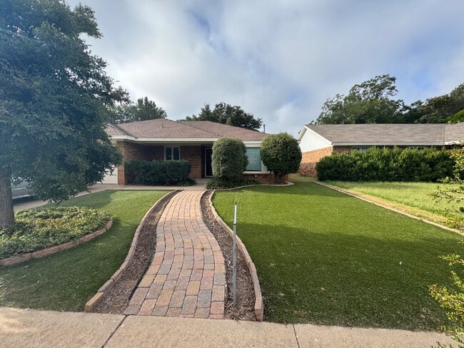Building Photo - "Spacious 3-Bedroom with 2 Full Baths in P...