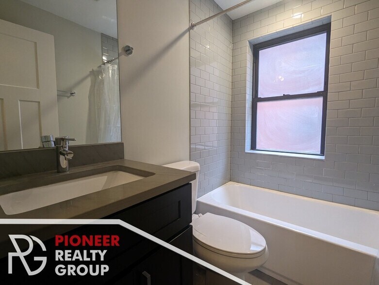 Building Photo - 2209 W Eastwood Ave