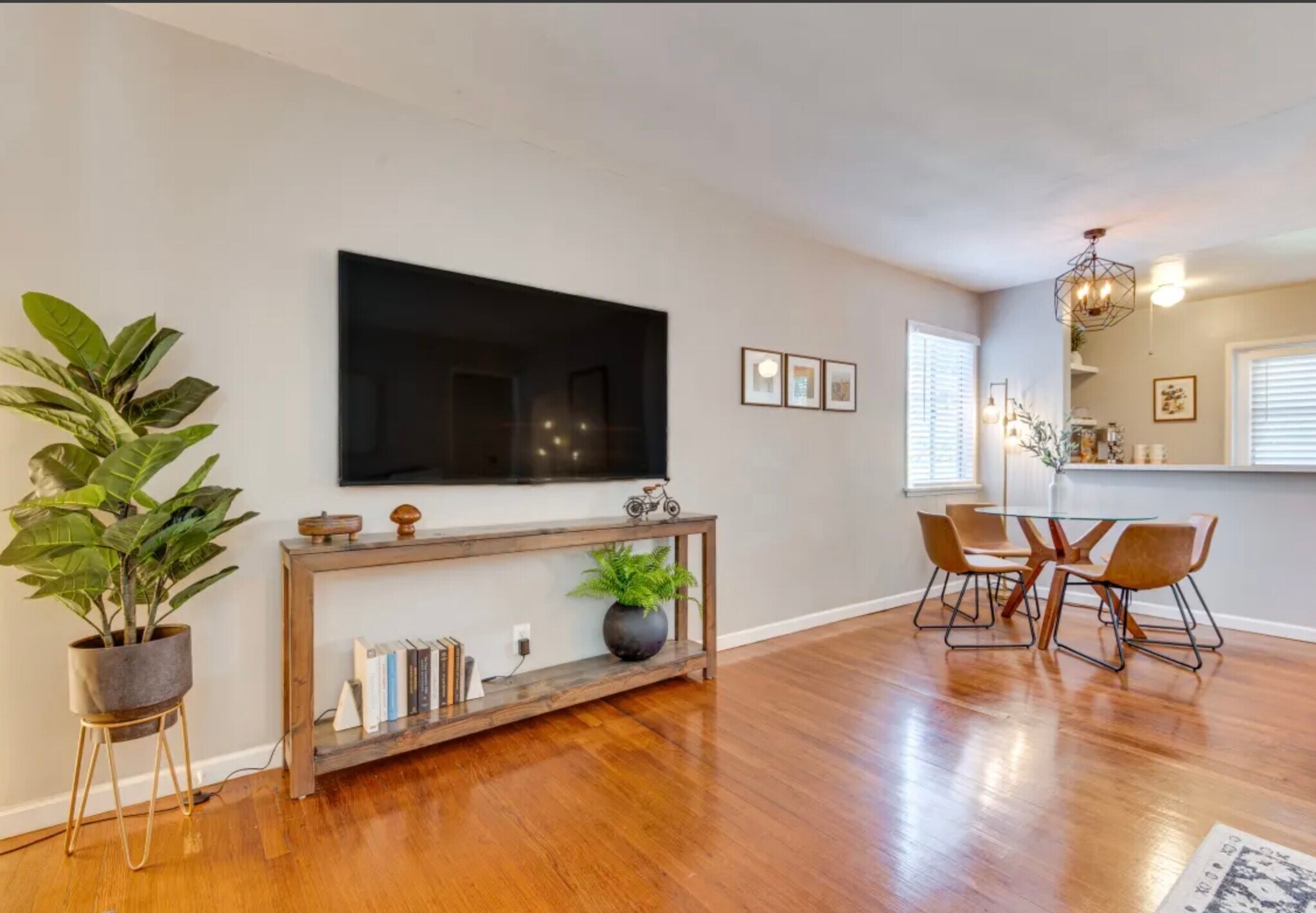 Building Photo - 504 N Rosemary Ln