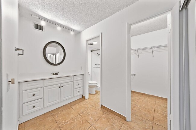Building Photo - 401 Golden Isles Dr