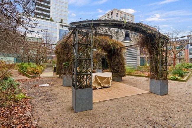 Building Photo - **FURNISHED** Streetcar Lofts studio w/parking/storage/Juliette balcony/fitness center/courtyard ...