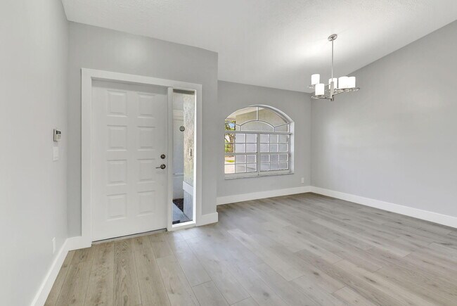 Building Photo - 915 Sunflower Ave