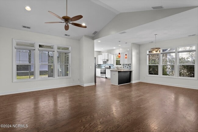 Building Photo - 412 Azalea Dr