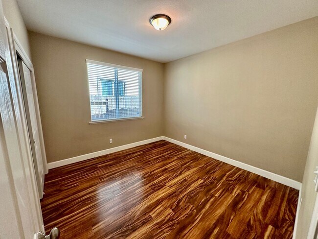 Building Photo - 2487 N Mountainside Dr