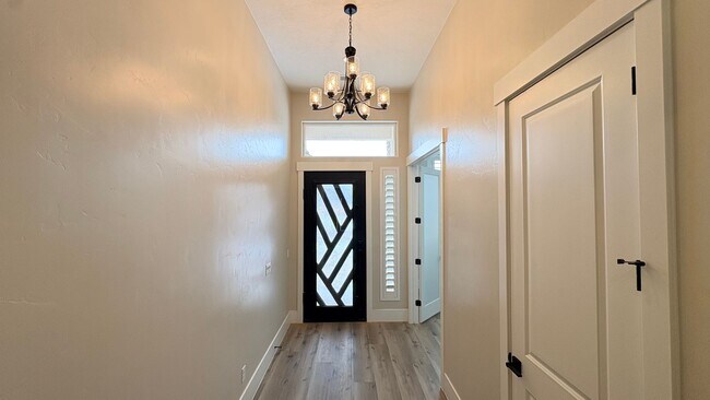 Building Photo - Solar Home For RENT!!!