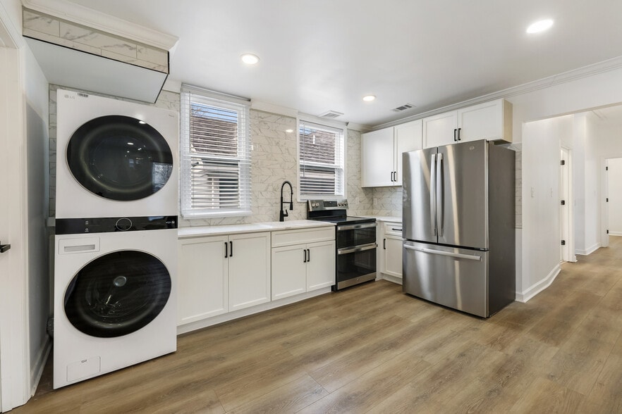 Building Photo - 711 W 44th St