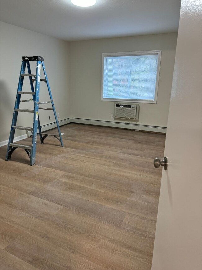 Building Photo - Spacious 1 Bed - 1 Bath Apartment in Cranston