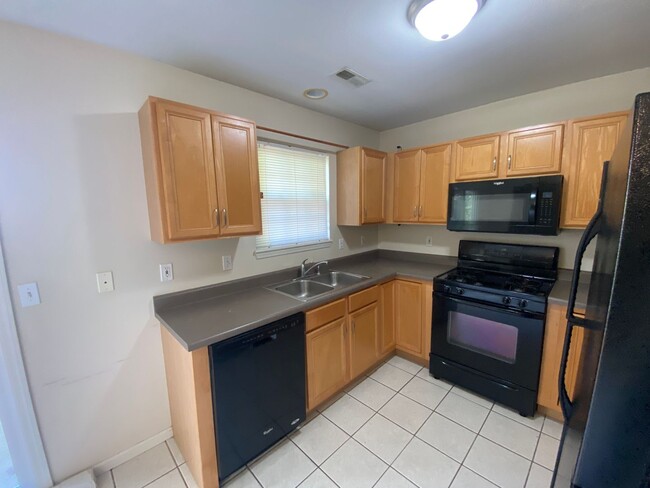 Building Photo - 3BR/2BA $1,800/MO - AVAILABLE 11/1/25