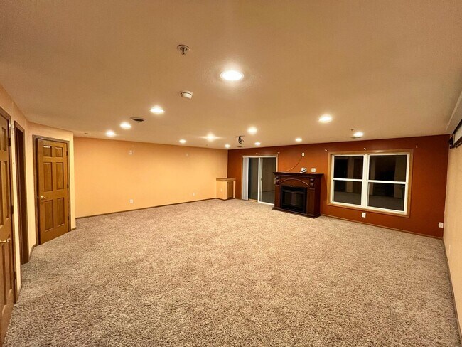 Building Photo - 5205 Holly Ln N