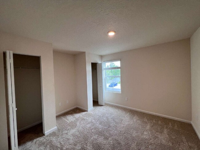 Building Photo - Charming 3-Bedroom Townhome for Rent in De...