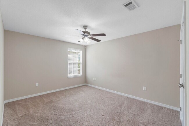 Building Photo - 426 Eisenhower Dr