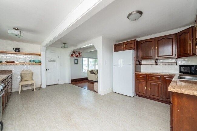 Building Photo - 158 Cadish Ave
