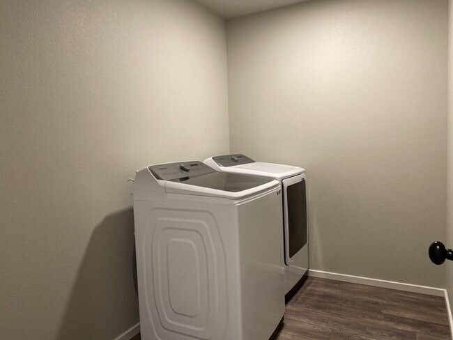 Building Photo - Stunning Townhome in Northridge Trails