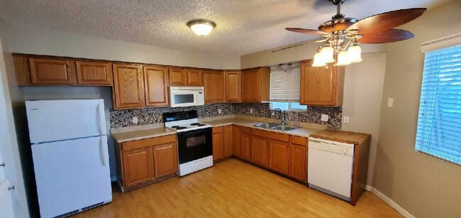 Building Photo - 1138 E 2nd St