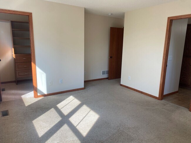 Building Photo - 3010 Cottage Ln N