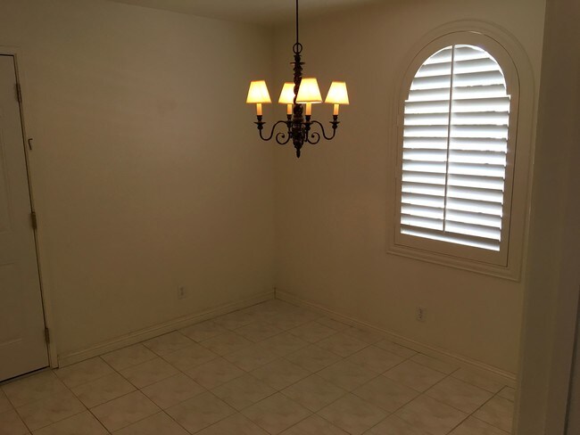 Building Photo - 923 Royal Oaks Dr