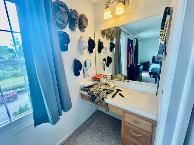 Building Photo - Charming and Spacious 3-Bedroom Home for R...