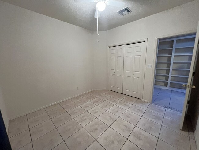 Building Photo - Beautiful 3 Bed 2 Bathroom home with Large Backyard