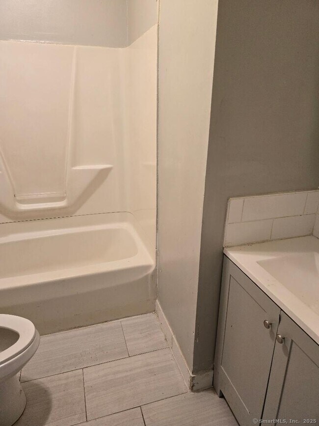 Building Photo - 14 Wood St