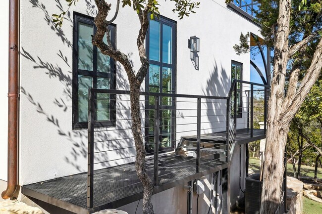 Building Photo - 2701 Bumble Bee Dr