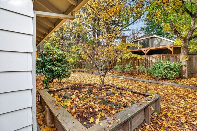 Building Photo - 13525 SW Roan Ct