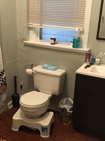bathroom - 104 Ruth St
