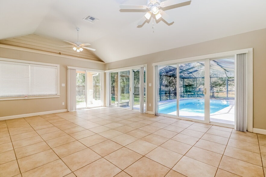 Building Photo - 15640 Little Ranch Rd