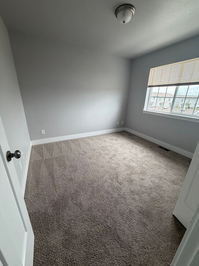 Building Photo - 234 NW Cmn Pl